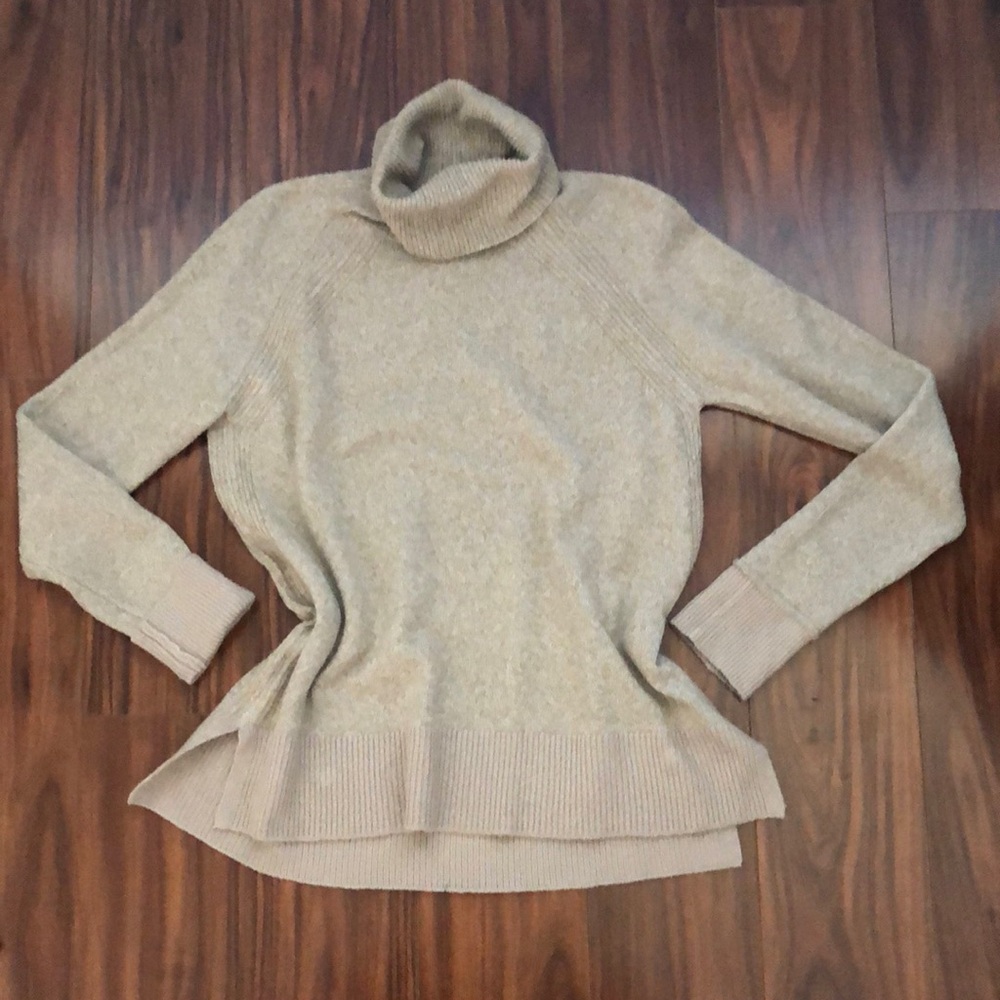 Tahari turtleneck NWOT